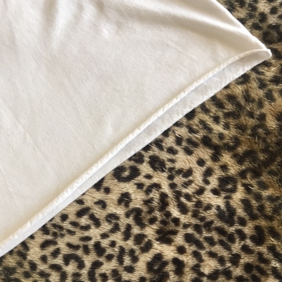 White Tee Shirt/Crop Top - Picture 5 of 8